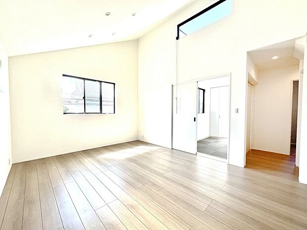 ◆1号棟◆〜Living〜 日当たりのいい2階リビングはプライベート性も高く、落ち着いて暮らせます。ゆとりある暮らしと心地よい住環境が紡ぐ贅沢な時間をご家族みんなでお過ごし下さい。