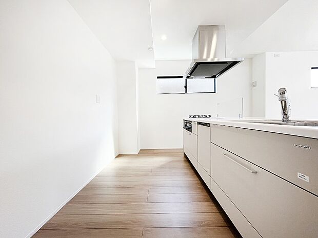 ◆1号棟◆〜Kitchen〜 広くて使いやすいキッチンなら家族でいっしょに料理をつくったり、後片付けも手間なくできちゃいます♪収納もたっぷりあるので、いつもすっきりと清潔な印象を保てます。