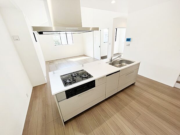 ◆1号棟◆〜Kitchen〜 会話が弾むリビング、料理が愉しくなるキッチン。家は、ただ生活する場ではなく、暮らしを愉しく、快適にする場所。笑顔の毎日、安らぎの日々のために、最新の設備・仕様を採用。