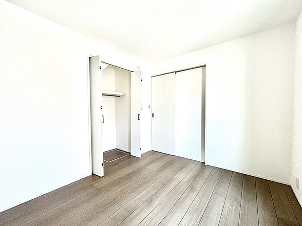 ◆1号棟◆〜Bed Room〜 マンションと違い部屋数が多いのが戸建てのメリットです。ご家族が増えたことで手狭に感じていた住まいも戸建てでは各居室プライバシーを保つことができます。