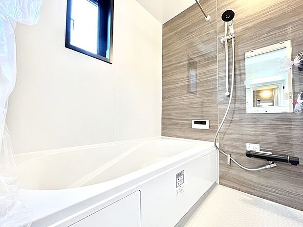 ◆1号棟◆〜Bath Room〜 窓付きのバスルームは、採光もあり明るく気持ちの良い空間です。窓があることで、換気環境も良好。ゆったり寛げるバスルームで、毎日のバスタイムが楽しみになりそうです。