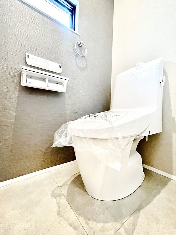 ◆1号棟◆〜Toilet〜 清潔感のある水回り♪トイレはウォシュレット付きです◎トイレは毎日使わざるを得ないもの。いつも清潔を保ちたいですね。トイレが2ヶ所あるので朝の混雑時に便利です!