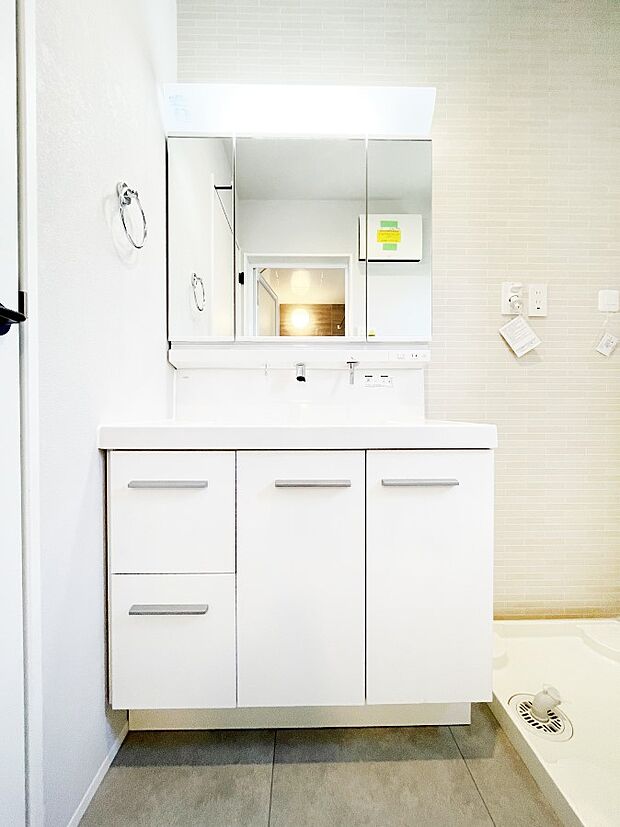 ◆1号棟◆〜Dressing Room〜 十分な大きさの洗面台は収納もさる事ながら、身だしなみチェックや歯磨きなど、朝の慌ただしい時間でもホテルライクなスペースで余裕とゆとりを感じて頂けます。