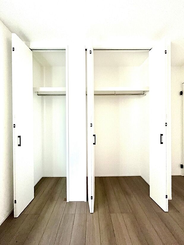 ◆1号棟◆〜Closet〜　壁面クローゼットがあればタンスを置く必要がなく、出っ張りのないスッキリ空間を維持できます。限られたスペースを有効に活用できそう。衣類や趣味の品などたっぷり収納出来ますね♪