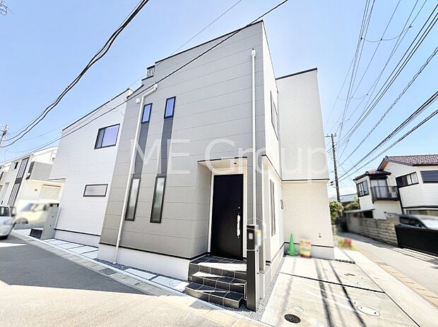◆1号棟◆〜Exterior〜 角地により陽当り・風通し良好!一戸建ての大きなメリットは、自分達の「土地」を「自由に」使える事です。ガーデニングやDIY,車やバイクの趣味など様々な用途で利用できます。