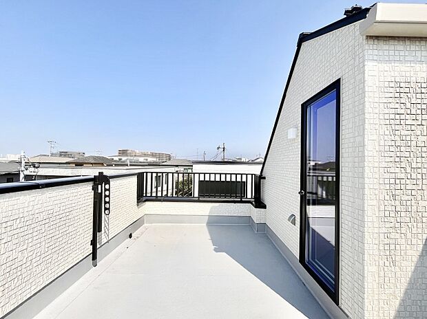 ◆1号棟◆〜Balcony〜 スカイバルコニーで開放感を感じながら読書をして過ごしたり、仲のいい友人と集まってランチ会を開いたり…。日々の暮らしがちょっと潤い、理想の暮らしを実現できそうですね!