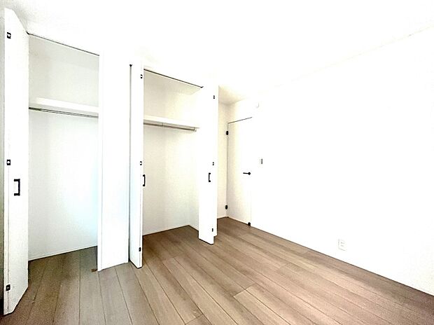 ◆1号棟◆〜Bed Room〜 全居室には収納クローゼットを完備!普段使いのお洋服や小物はもちろん、季節物のお洋服などもしっかりと整理整頓おしまい頂けます。 居室空間を広く使用できますね。