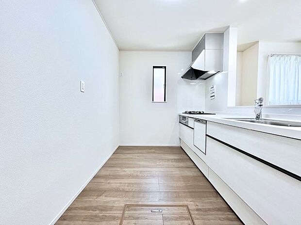 爽やかな風が通り抜けるキッチン。窓があるので明るく換気にも役立ちます。