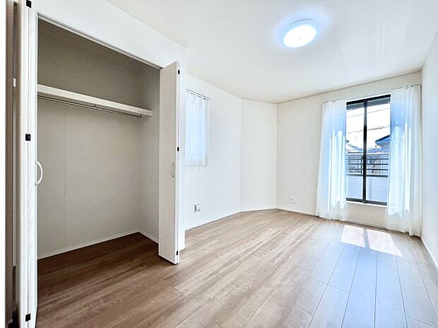 明るいバルコニーサイドに洋室を設置。目覚めの良い寝室に。