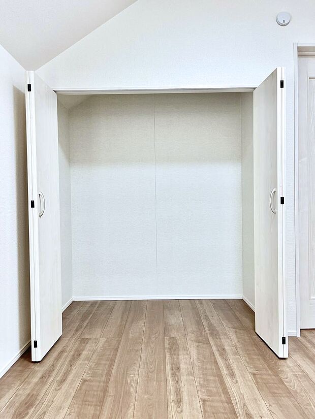 洋室のクローゼット。奥行きがあるので厚手の衣類もすっきり収まります。