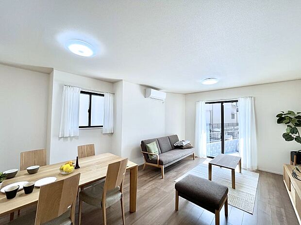 明るい陽光が注ぎ、寛ぎの雰囲気に満たされるダイニング。