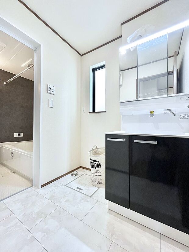 ◆2号棟◆〜Dressing Room〜 暗くなりがちな洗面所も窓があると採光と換気が可能なので気持ちよくお使い頂けます。三面鏡タイプの洗面台は鏡裏収納で散らかりがちな洗面所もスッキリ♪