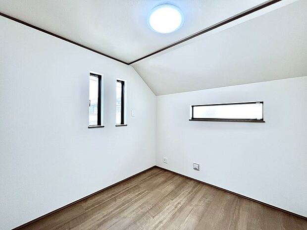 ◆2号棟◆〜Bed Room〜 2面採光を確保した明るい室内は、風通しも良く、大変居心地の良い空間となっております。爽やかな風を感じて起きる朝は、快適生活の始まりに!日当たりや通風がとても良い住まい♪