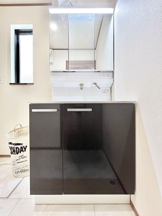 ◆2号棟◆〜Dressing Room〜 十分な大きさの洗面台は収納もさる事ながら、身だしなみチェックや歯磨きなど、朝の慌ただしい時間でもホテルライクなスペースで余裕とゆとりを感じて頂けます。