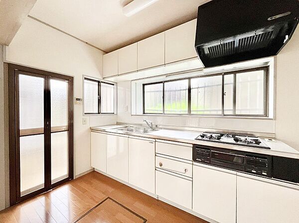 キッチンはゴミ出しに便利な勝手口付きです。採光もとれて換気もできます