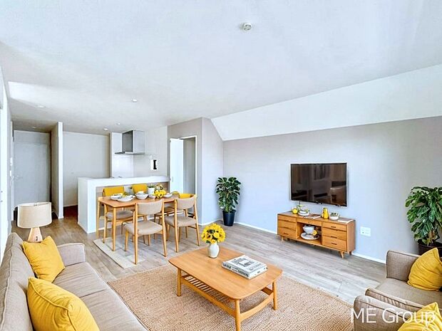 ご家族の賑やかな話し声で包まれる明るいリビング  ※家具はCGです