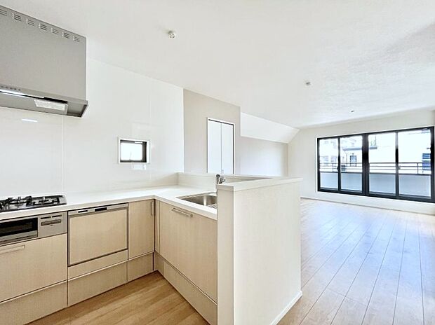 料理をしながらご家族との会話を楽しめる対面カウンターキッチン