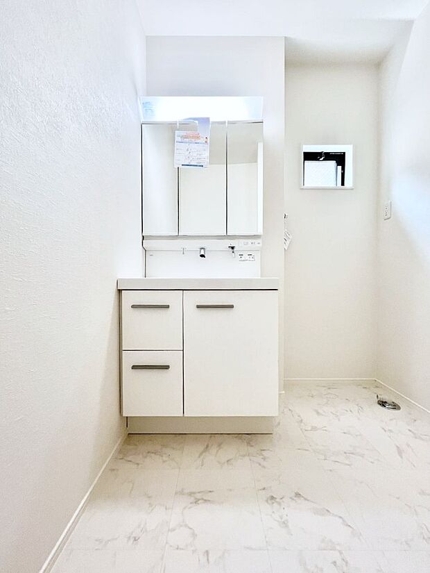 明るい洗面所は毎朝の身支度も楽しくできちゃいそうです。