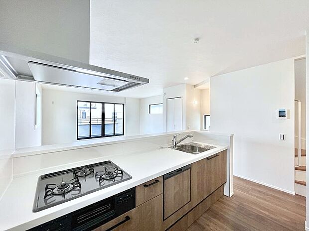 食洗機・浄水器・3ツ口コンロなどデザイン性も機能性も兼ね備えたシステムキッチン！