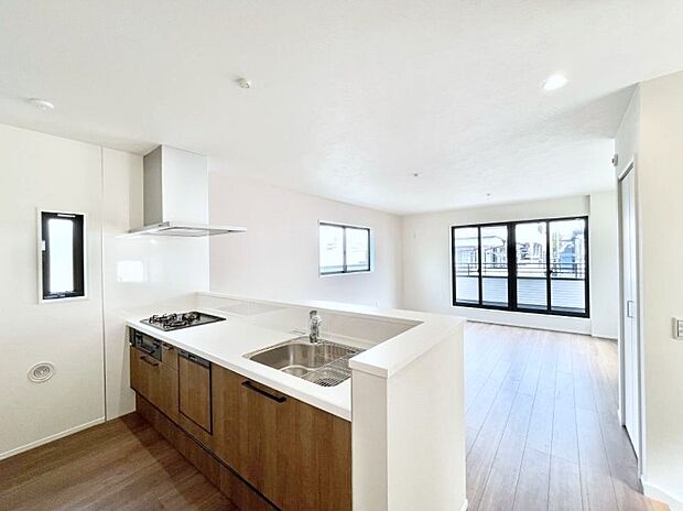 カウンター越しに楽しいおしゃべり。いつものお料理がもっと美味しくなりそうですね。 