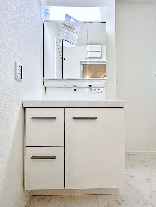 大きく見やすい三面鏡で清潔感ある洗面台は、身だしなみチェックや肌のお手入れにおすすめです。 