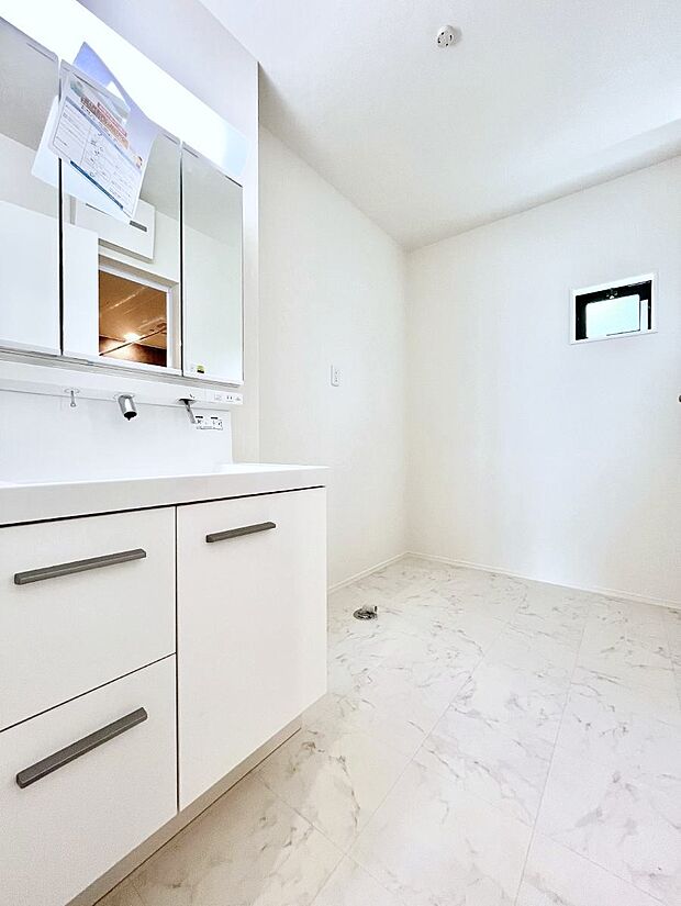 ゆとりの洗面スペースで朝の身支度もラクラク  