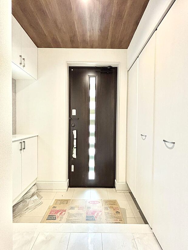 明るい玄関はお客様をお出迎えするのにぴったりです！ 