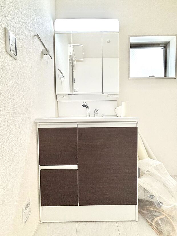 大きく見やすい三面鏡で清潔感ある洗面台は、身だしなみチェックや肌のお手入れにおすすめです。 