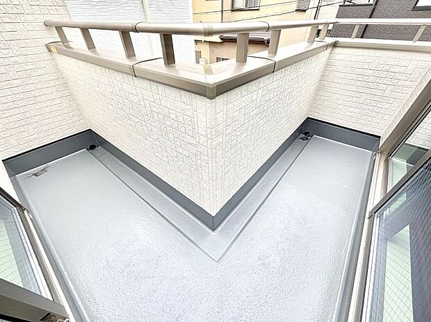 南向きのバルコニー！ご家族の洗濯物はもちろん、お布団もたっぷり干せます！