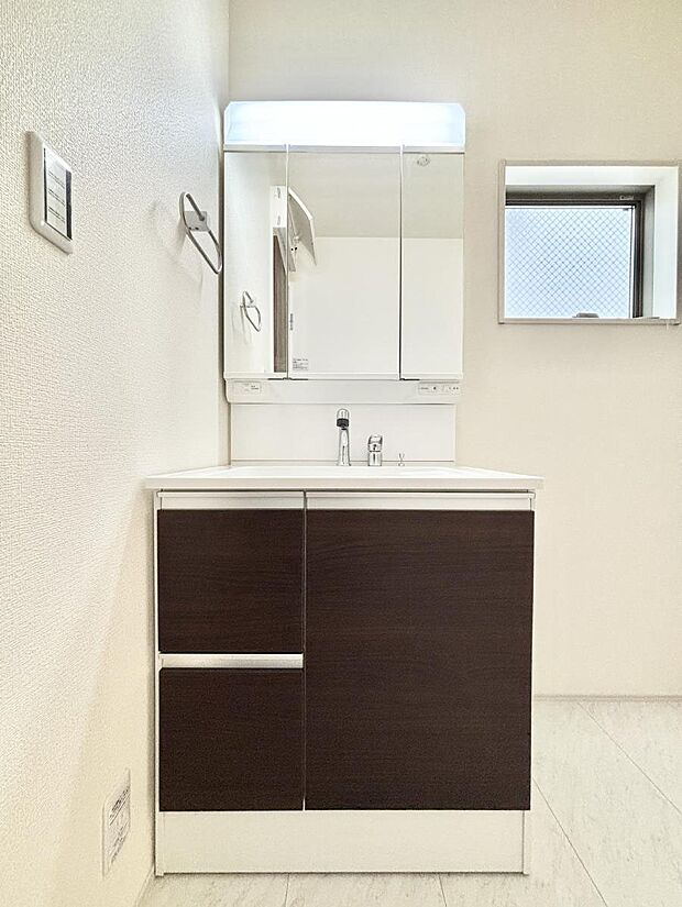 大きく見やすい三面鏡で清潔感ある洗面台は、身だしなみチェックや肌のお手入れにおすすめです。 