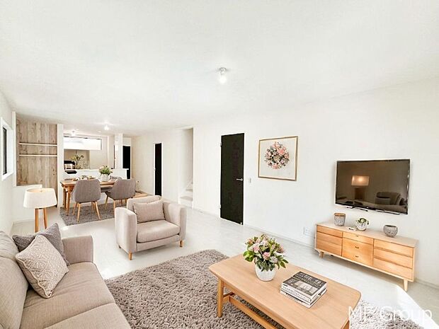 〜Living〜　家族の会話や笑顔が行き交うリビングです。子供が走ってる姿を見ながら、大きなソファやダイニングテーブルでゆったり食事をしたりくつろぎたい♪そんな夢が叶えられる空間です！※家具はCGです