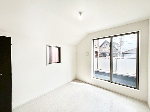〜Bed Room〜　2面採光を確保した明るい室内は、風通しも良く、大変居心地の良い空間となっております。爽やかな風を感じて起きる朝は、快適生活の始まりに！日当たりや通風がとても良い住まい♪