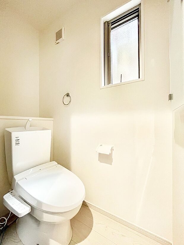 〜Toilet〜　綺麗・スッキリ・快適なウォシュレット付トイレでくつろげる空間です。1、2階共にトイレスペース！採光もあり明るく、快適空間となっております♪毎日使う場所だからこその配慮です！