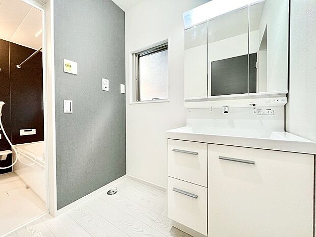 〜Dressing Room〜　暗くなりがちな洗面所も窓があると採光と換気が可能なので気持ちよくお使い頂けます。三面鏡タイプの洗面台は鏡裏収納で散らかりがちな洗面所もスッキリ♪