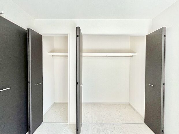 〜Closet〜　壁面クローゼットがあればタンスを置く必要がなく、出っ張りのないスッキリ空間を維持できます。限られたスペースを有効に活用できそう。季節の衣類や趣味の品などたっぷり収納出来ますね♪