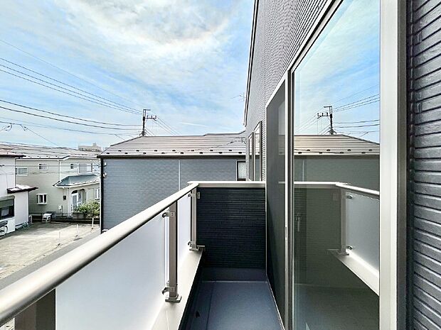 〜Balcony〜  バルコニーは温かい陽がさしこみ、お布団や洗濯物を気持ちよく干すことができます。  使いやすく開放的なバルコニーです♪陽ざしがたっぷり降り注ぐ、バルコニー付き住まい。  