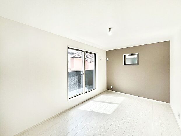 〜Bed Room〜  「今日も一日お疲れ様」とご夫婦でゆったりくつろげる寝室。  毎日の家事やお仕事に疲れた日はフカフカのベットで癒されてください。テレビや本棚をおいても快適な広さが自慢♪