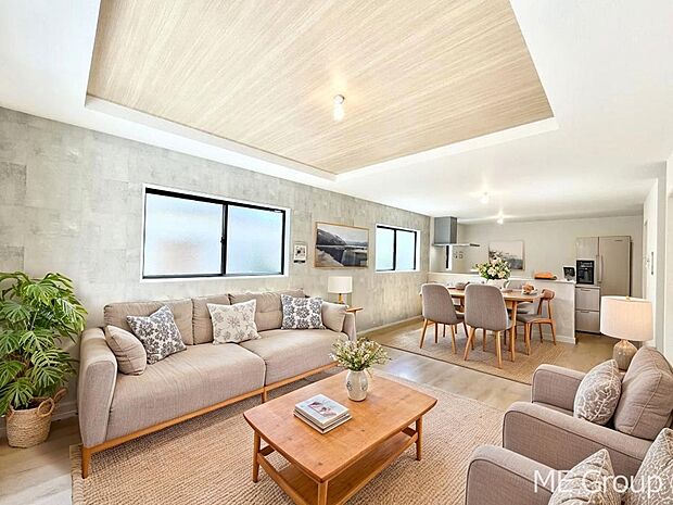 ◆2号棟◆〜Living〜　家族の食事や団らんのほか、子どもを遊ばせたり、友人を招いたりするLDKは住まいの中心。長時間過ごす場所だから、その空間は住まい全体の居心地を左右します。  ※家具はCGです