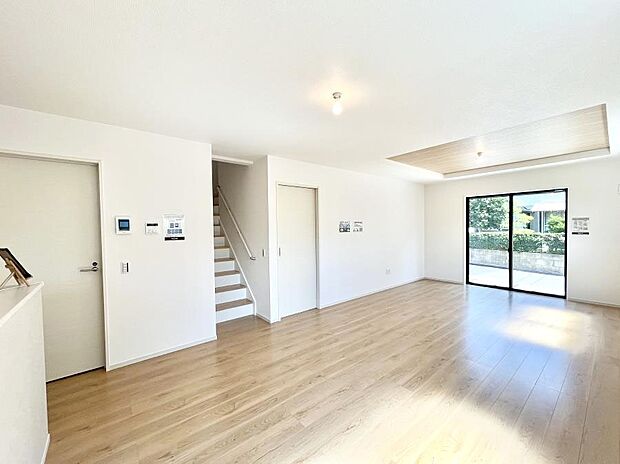 ◆2号棟◆〜Living〜　リビングに階段のある間取りです♪家族のコミュニケーションがスムーズに取れますね♪ゆとりある暮らしと心地よい住環境が紡ぐ贅沢な時間をご家族みんなでお過ごし下さい。