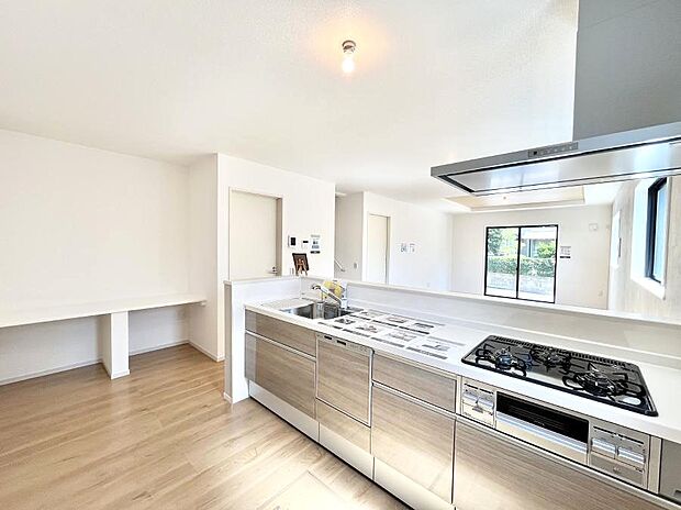 ◆2号棟◆〜Kitchen〜　「さぁ今日は何を作ろう」こんなキッチンなら思いっきり料理ができちゃいます。キッチンからはリビングが一望できます。家族がつながるお家がここにございます。