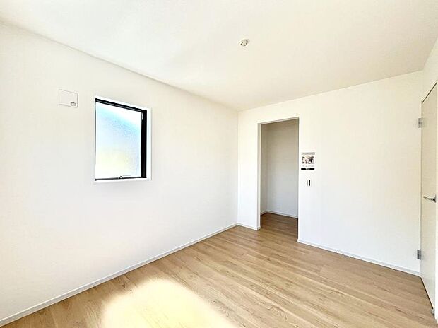 ◆2号棟◆〜Bed Room〜　木の温もりがやさしいフローリングは安らぎをもたらすプライベート空間。明るめのフローリングですので、壁紙ともマッチし、お部屋を更に広く見せてくれる効果も。