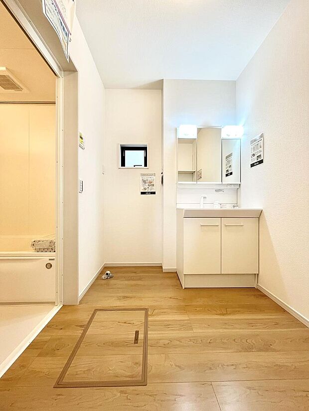 ◆2号棟◆〜Dressing Room〜　暗くなりがちな洗面所も窓があると採光と換気が可能なので気持ちよくお使い頂けます。三面鏡タイプの洗面台は鏡裏収納で散らかりがちな洗面所もスッキリ♪