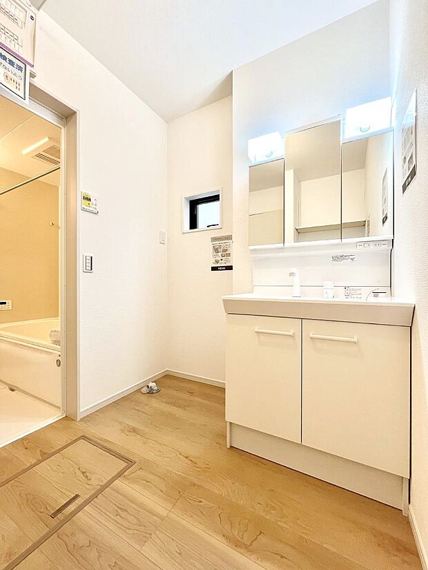 ◆2号棟◆〜Dressing Room〜  清潔感溢れる色合いで統一されていると、スッキリと整った印象をうけます。  鏡の裏にはたっぷりと収納スペースを標準装備！  水廻りは、シンプルかつ機能性を重視して。