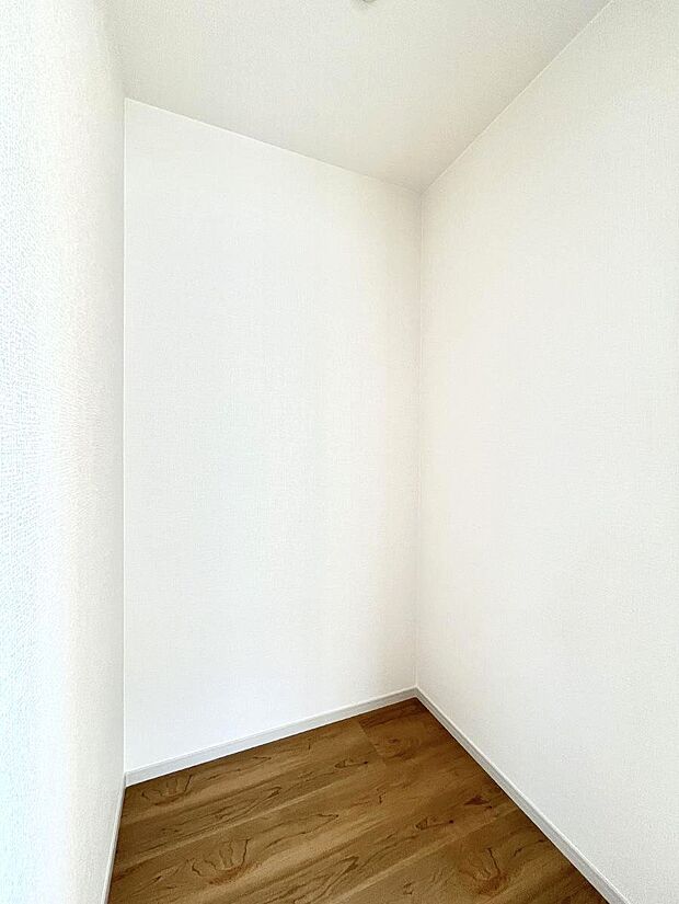 ◆2号棟◆〜Walk-in Closet〜　たくさんの洋服をかけてもシワになりにくいウォークインクローゼット。洋服以外にも、普段使わない家電やスーツケース、ストック品など何でも片付く嬉しい空間です。