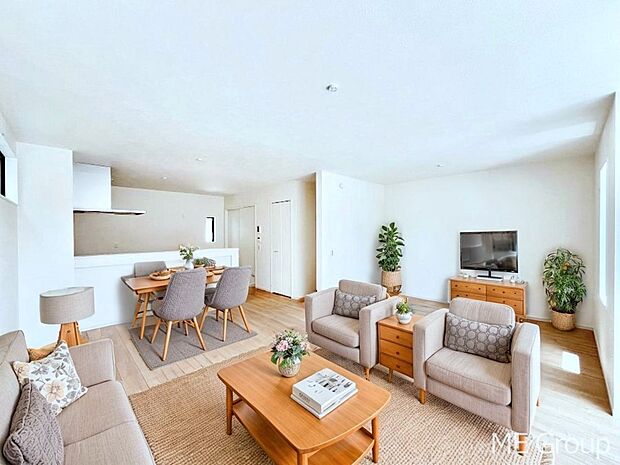 〜Living〜　家族の会話や笑顔が行き交うリビングです。子供が走ってる姿を見ながら、大きなソファやダイニングテーブルでゆったり食事をしたりくつろぎたい♪そんな夢が叶えられる空間です！※家具はCGです