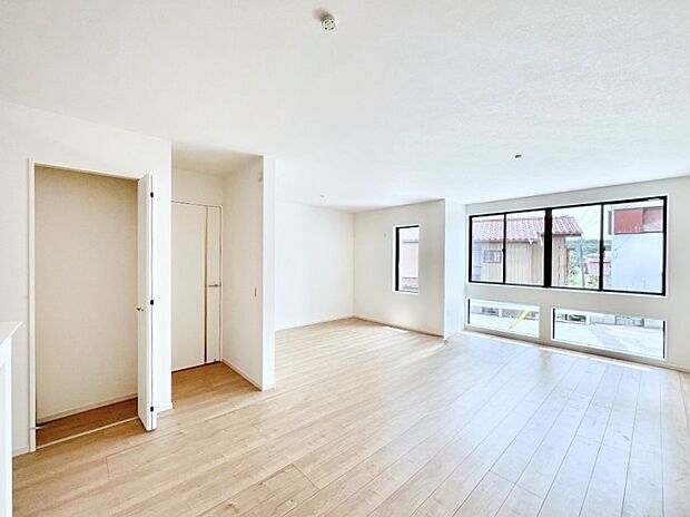 〜Living〜　飽きの来ないシンプルでおしゃれなLDK。大きな窓から日差しが差し込むので室内も明るく、家族の憩いの場としてピッタリです。開放感と日当たりの良さを是非ご覧ください！