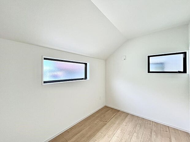 〜Bed Room〜　子供部屋はお子様にとって大変重な役割があります。子供一人で過ごす空間を与えることで、宿題や勉強時間も自然と増えまた自ら部屋の片付けや掃除なども促すことに繋がります。