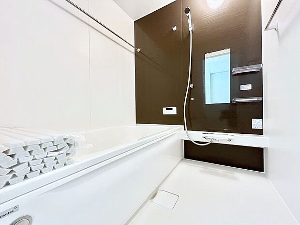 〜Bath Room〜　ゆったりと足を伸ばして入浴することが可能！一日の疲れを癒す貴重なバスタイムです。お子様とご一緒でも十分な広さなので、リビングとは違った家族団欒のひと時をお楽しみいただけます。