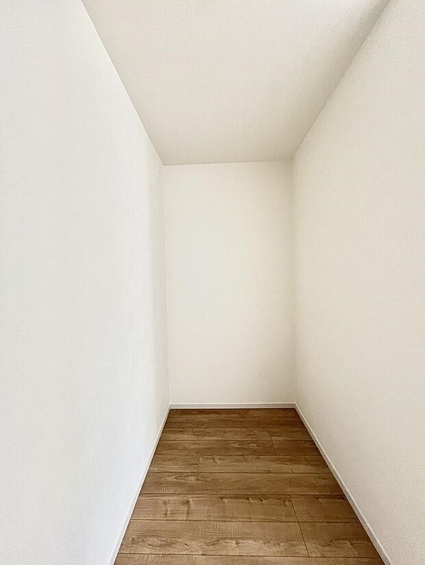 〜Walk-in Closet〜　必要なものやコーディネートを一覧して確認でき、身支度や準備が短時間で済むウォークインクローゼットを設置しました。家の中をすっきりとさせる便利な収納スペースです。