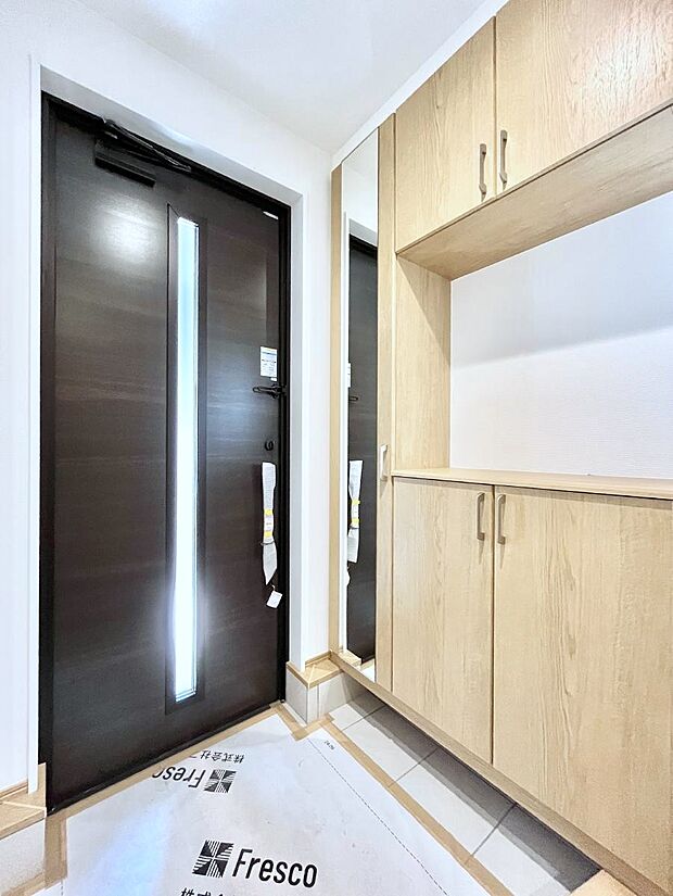 〜Entrance〜 下駄箱ミラー付なので、お出かけ前の身だしなみチェックに◎♪玄関はお客様をお出迎えする一番最初の場所、帰ってくる時に入る最初の場所。そんな場所だからこそ、より良い空間に…♪